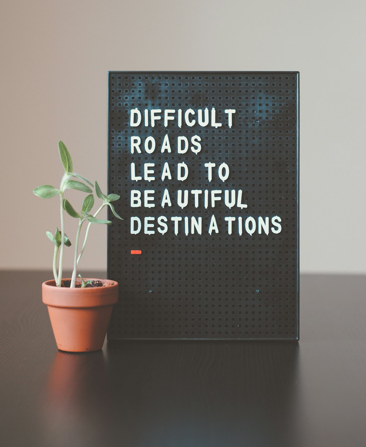 Letterboard mit dem Spruch „Difficult roads lead to beautiful destinations“