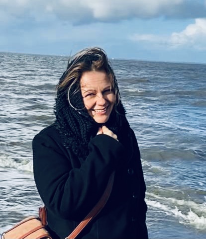 Julia Waller lachend am Meer